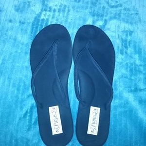 Casual black flip flops